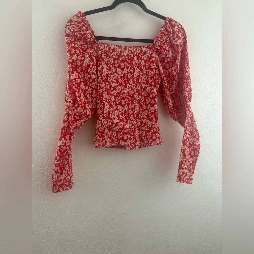 Anthropologie red and white floral sweetheart smocked blouse with puff sleeve S